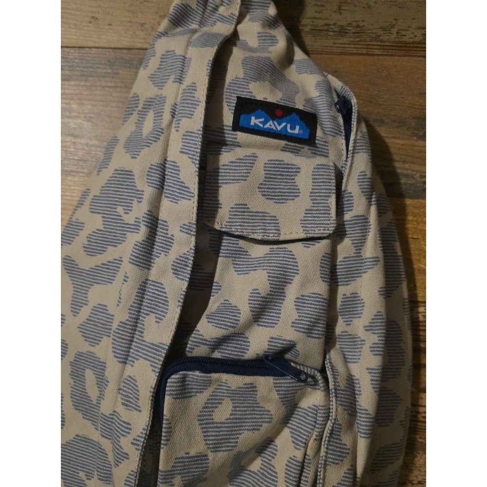 Kavu‎ Rope Sling Bag Crossbody Leopard Spot On Rare Pattern - Picture 2 of 4